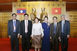 Chủ tịch Quốc hội Việt Nam Nguyễn Thị Kim Ngân và Chủ tịch Quốc hội Lào Pany Yathotou với các đại biểu. (Ảnh: Văn Điệp/TTXVN)