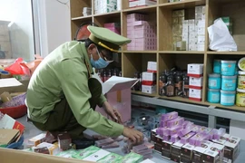 Lực lượng chức năng kiểm đếm số hàng hóa vi phạm. (Ảnh: Tuấn Anh/TTXVN)