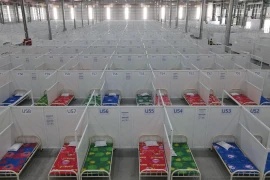 Các giường bệnh bên trong Khu Điều trị Bệnh nhân COVID-19 Thới Hòa. (Ảnh: TTXVN phát) 