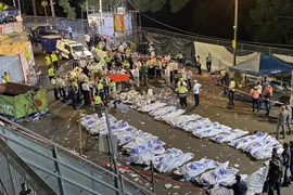 Thi thể các nạn nhân vụ giẫm đạp kinh hoàng tại lễ hội tôn giáo trên núi Meron, miền Bắc Israel ngày 30/4/2021. (Ảnh: AFP/TTXVN)