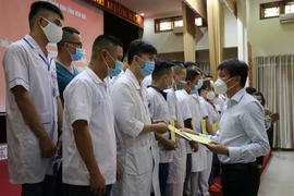 Chủ tịch UBND tỉnh Yên Bái Trần Huy Tuấn trao quà, động viên các thành viên trong đoàn công tác hỗ trợ tỉnh Bà Rịa-Vũng Tàu chống dịch.. (Ảnh: Tiến Khánh/TTXVN)