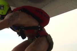 Rian Kanouff thực hiện nhảy dù khỏa thân. (Nguồn: twitter.com)