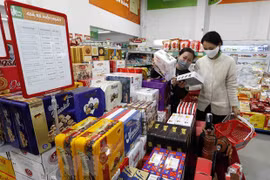 Người dân mua sắm tại siêu thị Hapro Khâm Thiên. (Ảnh: Trần Việt/TTXVN)