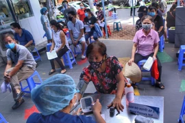 Khám sàng lọc trước tiêm cho người dân phường Phạm Đình Hổ (quận Hai Bà Trưng) chiều 9/9 tại điểm tiêm Bệnh viện Đa khoa Hà Nội. (Ảnh: Tuấn Đức/TTXVN) 