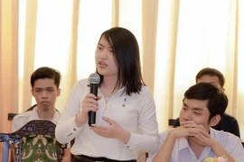 Diệp Gia Hân phát biểu trong chương trình Lãnh đạo TP.HCM gặp gỡ sinh viên tiêu biểu trong nghiên cứu về trí tuệ nhân tạo năm 2020. (Ảnh: Hồng Giang/TTXVN)