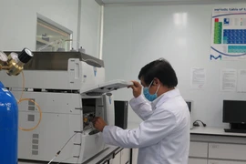 Một khâu trong kiểm định chất lượng vaccine Covivac. (Ảnh: Phan Sáu/TTXVN)