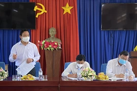  Phó Chủ tịch UBND tỉnh Long An Phạm Tấn Hòa làm việc tại huyện Bến Lức. (Ảnh: Đức Hạnh/TTXVN)