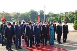 Đoàn đại biểu lãnh đạo Đảng, Nhà nước, Mặt trận Tổ quốc Việt Nam tưởng niệm Chủ tịch Hồ Chí Minh. (Ảnh: Nguyễn Điệp/TTXVN) 