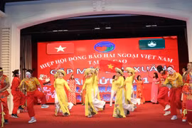 Tiết mục biểu diễn văn nghệ của bà con cộng đồng người Việt tại Macau (Trung Quốc) chào mừng xuân Tân Sửu. (Ảnh: Lê Anh /TTXVN)