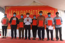 Trao quyết định bàn giao đất tái định cư sân bay Long Thành cho các hộ dân. (Ảnh: Công Phong/TTXVN)