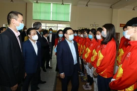 Bí thư Thành ủy Vương Đình Huệ thăm hỏi, động viên các vận động viên đang luyện tập tại Trung tâm đào tạo vận động viên cấp cao Hà Nội. (Ảnh: Văn Điệp/TTXVN)