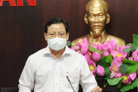 Phó Chủ tịch Ủy ban Nhân dân tỉnh Long An Phạm Tấn Hòa chủ trì hội nghị trực tuyến về công tác phòng, chống dịch COVID-19 và chuẩn bị tổ chức bầu cử tại các cơ sở cách ly tập trung. (Ảnh: Đức Hạnh/TTXVN)