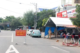 Chốt kiểm soát dịch COVID-19 trên đường Hải Thượng Lãn Ông, nối Quốc lộ 1A vào trung tâm thành phố Phan Thiết. (Ảnh: Nguyễn Thanh/TTXVN)
