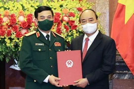 Chủ tịch nước Nguyễn Xuân Phúc, Chủ tịch Hội đồng Quốc phòng và An ninh, Thống lĩnh lực lượng vũ trang nhân dân trao Quyết định thăng quân hàm từ Thượng tướng lên Đại tướng đối với ông Phan Văn Giang, Ủy viên Bộ Chính trị, Phó Bí thư Quân ủy Trung ương, B