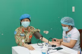 Các chiến sỹ Bệnh viện dã chiến cấp 2 số 3 được khám sàng lọc trước khi tiêm vaccine phòng COVID-19. (Ảnh: Đinh Hằng/TTXVN)
