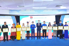 Phó Chủ tịch MTTQ Việt Nam Phùng Khánh Tài, ông Nguyễn Ngọc Lương, Bí thư Ban chấp hành Trung ương Đoàn, Chủ tịch Hội Liên hiệp thanh niên Việt Nam trao Bằng khen của Hội Liên hiệp thanh niên Việt Nam cho các cá nhân đoạt giải thưởng Tình nguyện quốc gia 