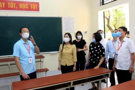 Thứ trưởng Bộ Giáo dục và Đào tạo Phạm Ngọc Thưởng kiểm tra công tác chuẩn bị cho kỳ thi tốt nghiệp Trung học phổ thông năm 2021 tại trường Trung học phổ thông Lê Quý Đôn (thành phố Thái Bình). (Ảnh: Thế Duyệt/TTXVN)