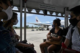 Du khách đeo khẩu trang phòng dịch COVID-19 tại Koh Samui, Thái Lan. (Ảnh: AFP/TTXVN)