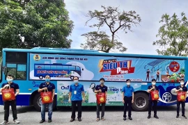 Lãnh đạo tổ chức Công đoàn Thủ đô trao quà hỗ trợ khó khăn cho công nhân lao động huyện Thanh Trì. (Ảnh: TTXVN phát) 