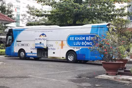 Xe khám bệnh lưu động được bàn giao tại trụ sở Sở Y tế Thành phố Hồ Chí Minh. (Ảnh: Mỹ Phương/TTXVN)