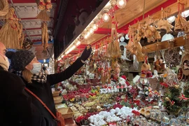 Một gian hàng đồ lưu niệm tại chợ Noel Strasbourg. (Ảnh: Nguyễn Thu Hà/TTXVN) 