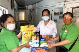 Bên cạnh việc chi hỗ trợ theo chính sách, người dân còn được nhận nhiều phần quà thiết yếu. (Ảnh: Thanh Vũ/TTXVN)