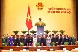 Các lãnh đạo Đảng, Nhà nước, Quốc hội với các Đại biểu Quốc hội. (Ảnh: TTXVN)