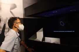 Khách tham quan mô hình ứng dụng công nghệ Hologram (một sản phẩm của kỹ thuật ghi hình 3D) tại Bảo tàng phụ nữ Nam Bộ. (Ảnh: Thu Hương/TTXVN)