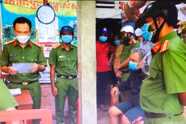 Cơ quan điều tra tống đạt quyết định khởi tố bị can, bắt tạm giam Thạch Rine. (Nguồn: cand.com.vn)
