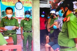 Cơ quan điều tra tống đạt quyết định khởi tố bị can, bắt tạm giam Thạch Rine. (Nguồn: cand.com.vn)