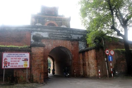 Một trong những ấn tượng đầu tiên khi du khách đến tham quan Kinh thành Huế đó là đi qua những chiếc cửa thành rêu phong, cổ kính. Cửa Nhà Đồ là một trong những cửa thành đẹp nhất ở Huế. (Ảnh: Đỗ Trưởng/TTXVN) 