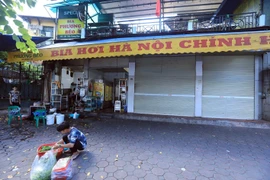 Một quán bia tạm đóng cửa trên phố Quán Sứ (ảnh chụp chiều 11/5/2021). (Ảnh: Phan Tuấn Anh/TTXVN) 