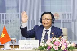 Chủ tịch Quốc hội Vương Đình Huệ chào Ngài Abdul Rahman Taib, Chủ tịch Hội đồng lập pháp Brunei Darussalam, Chủ tịch AIPA 2021. (Ảnh: Doãn Tấn/TTXVN)