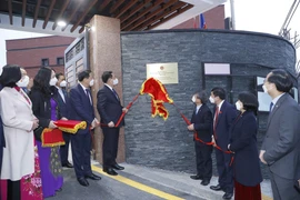 Chủ tịch Quốc hội Vương Đình Huệ kéo băng khánh thành và đặt biển tên trụ sở mới Đại sứ quán Việt Nam tại Hàn Quốc. (Ảnh: Doãn Tấn/TTXVN)