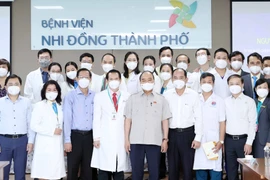 Chủ tịch nước Nguyễn Xuân Phúc với tập thể các y, bác sỹ Bệnh viện Nhi đồng Thành phố Hồ Chí Minh. (Ảnh: Thống Nhất/TTXVN) 