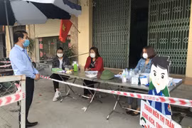 Phó Chủ tịch UBND huyện Ninh Giang Nguyễn Thành Vạn kiểm tra phòng chống dịch tại chốt kiểm dịch ở huyện. (Ảnh: Tiến Vĩnh/TTXVN)