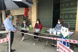 Phó Chủ tịch UBND huyện Ninh Giang Nguyễn Thành Vạn kiểm tra phòng chống dịch tại chốt kiểm dịch ở huyện. (Ảnh: Tiến Vĩnh/TTXVN)