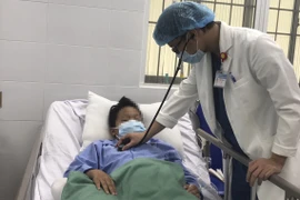 Bệnh nhi T.T.N.B đã ổn định, hết nhức đầu, ăn uống tốt. (Ảnh: TTXVN phát)