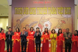 Các đại biểu cắt băng khai mạc trưng bày chuyên đề "Tranh dân gian truyền thống Việt Nam." (Ảnh: Minh Thu/TTXVN)