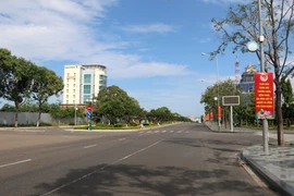Tuyến đường Nguyễn Tất Thành trung tâm thành phố Phan Thiết, tỉnh Bình Thuận trong ngày đầu thực hiện giãn cách xã hội theo quy định. (Ảnh: Nguyễn Thanh/TTXVN) 