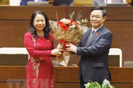 Chủ tịch Quốc hội Vương Đình Huệ tặng hoa chúc mừng Phó Chủ tịch nước Võ Thị Ánh Xuân. (Ảnh: Doãn Tấn/TTXVN) 