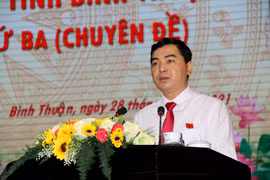 Ông Nguyễn Hoài Anh, Chủ tịch Hội đồng Nhân dân tỉnh Bình Thuận khóa XI phát biểu khai mạc kỳ họp. (Ảnh: Nguyễn Thanh/TTXVN)