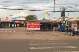 Các cơ quan chức năng của huyện Châu Đức phong tỏa khu chợ Sơn Bình do có 2 trường hợp dương tính với SARS-CoV-2 buôn bán tại đây. (Ảnh: Hoàng Nhị/TTXVN) 