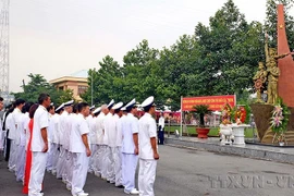 Cán bộ, chiến sỹ Lữ đoàn 125 Hải quân (tiền thân là Đoàn 759) qua các thời kỳ dâng hương tưởng niệm các Anh hùng liệt sỹ trước Tượng đài Chiến sỹ Đoàn tàu không số. (Ảnh: Thế Anh/TTXVN) 