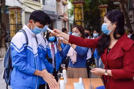 Đo thân nhiệt tại trường THCS Lý Tự Trọng, thành phố Thanh Hóa. (Ảnh: Khiếu Tư/TTXVN)