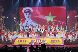 Thủ tướng Phạm Minh Chính và các đại biểu tham quan trưng bày ảnh và tư liệu về Đại tướng Võ Nguyên Giáp. (Ảnh: Dương Giang/TTXVN) 