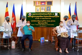 Tiêm vaccine ngừa COVID-19 cho quan chức Bộ Thông tin tại Phnom Penh, Campuchia, ngày 1/4/2021. (Nguồn: AFP/TTXVN)