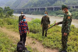 Lực lượng biên phòng phát hiện, bắt giữ công dân nhập cảnh trái phép. (Ảnh: TTXVN phát)