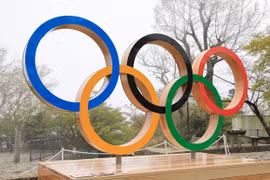 Biểu tượng Olympic tại thủ đô Tokyo, Nhật Bản ngày 14/4/2021. (Ảnh: THX/TTXVN) 