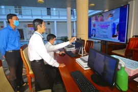 Người dân thực hiện ứng dụng Công nghệ trí tuệ nhân tạo (AI). (Ảnh: Duy Khương/TTXVN)